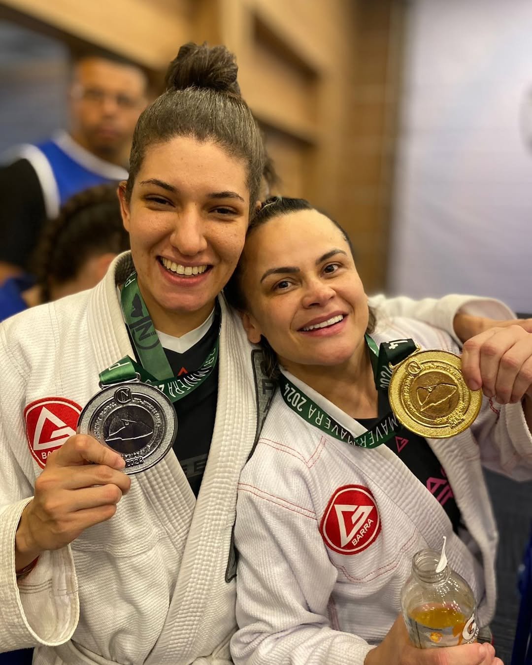 Atletas da GB Pendotiba sorrindo com medalhas de ouro e prata