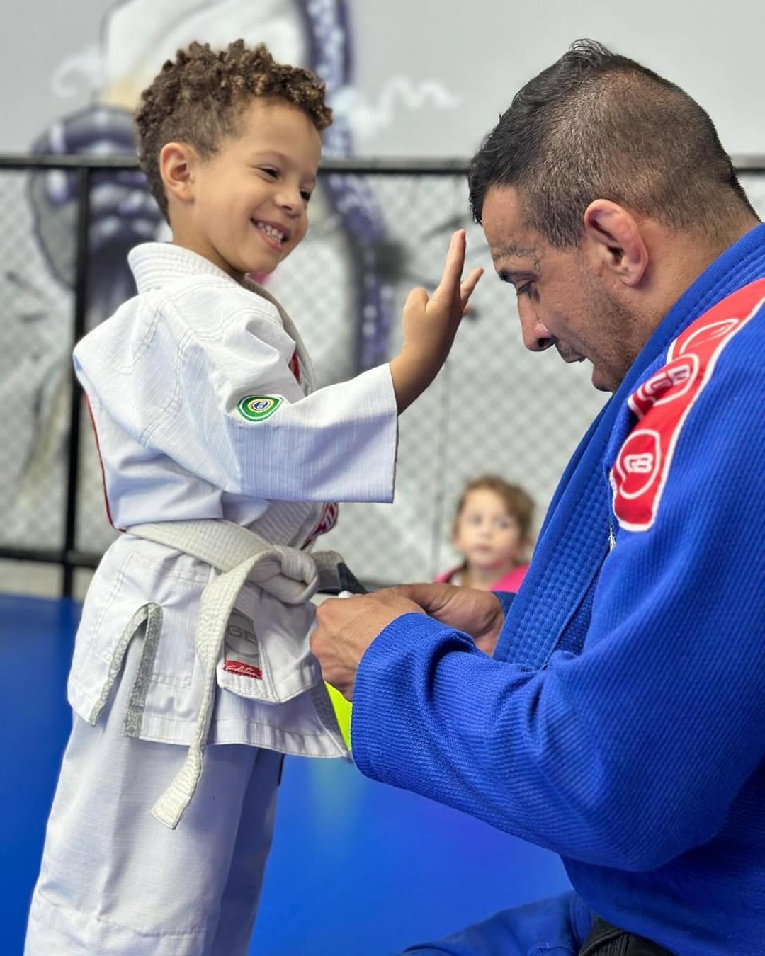 Professor entregando graduação a aluno infantil na GB Pendotiba