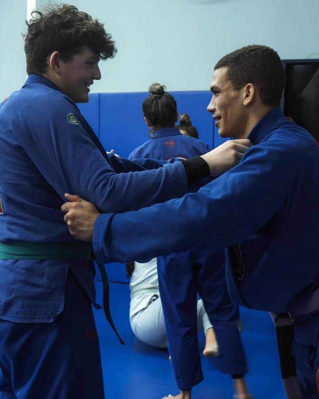 Alunos treinando Jiu-Jitsu de kimono no tatame da Gracie Barra Pendotiba